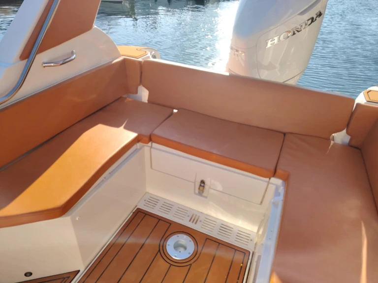 Polotuhá loď k pronájmu v Bormes-les-Mimosas za nejlepší cenu