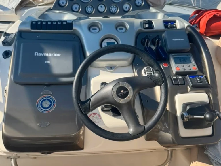 Pronajmout si Cranchi Zaffiro 32 v Gaeta