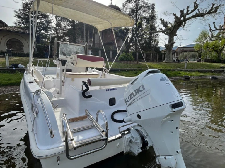 Pronajmout si Bellingardo Sea Ghost v Lavena Ponte Tresa