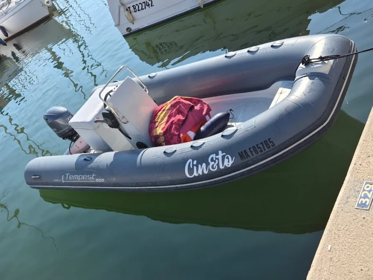 B2 Marine Cap Ferret 500 jednotlivci a charterové společnosti v Martigues