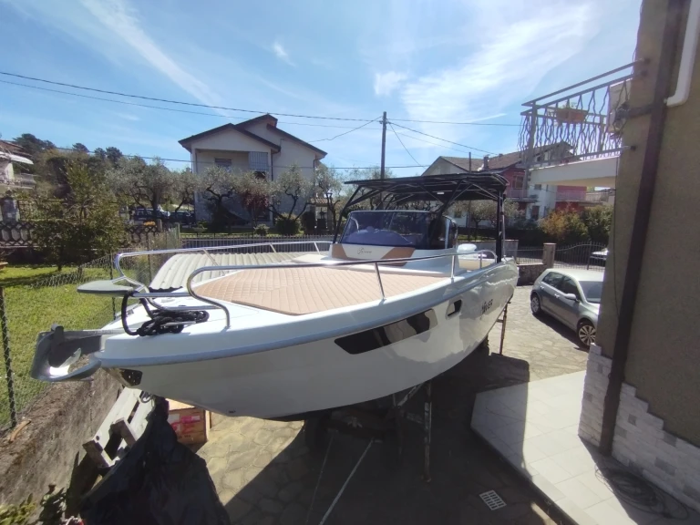 Motorová loď k pronájmu v Fezzano za nejlepší cenu