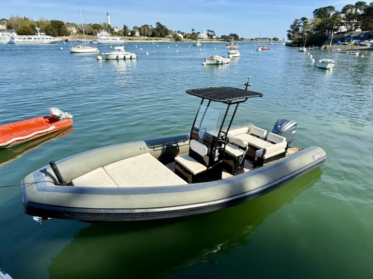 Polotuhá loď k pronájmu v Combrit za nejlepší cenu