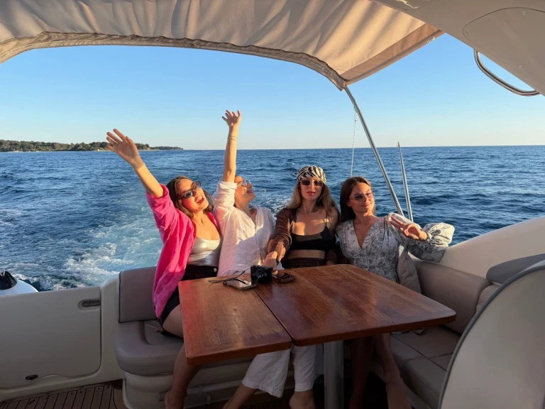 Pronajmout si Cranchi Zaffiro 34 v Cannes