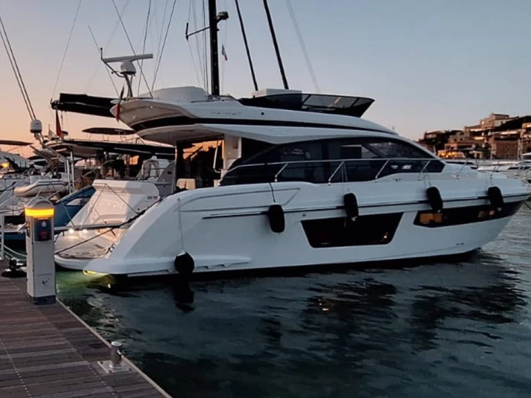 Azimut Azimut 53 Fly jednotlivci a charterové společnosti v Porto Villa San Giovanni