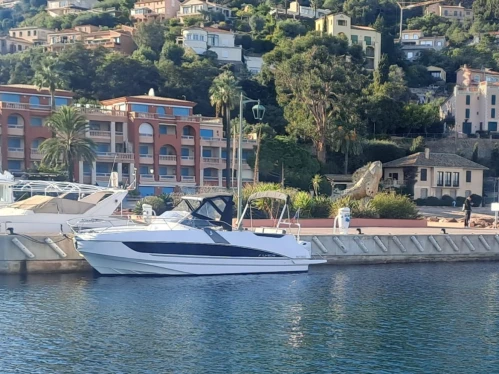 Bénéteau Flyer 8.8 SUNdeck jednotlivci a charterové společnosti v Mandelieu-la-Napoule