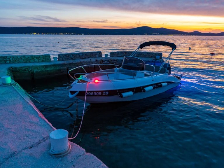 Motorová loď k pronájmu v Sveti Filip i Jakov za nejlepší cenu