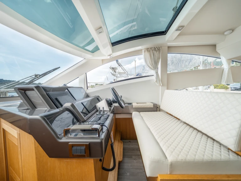 Pronájem lodi Galeon Galeon 430 Skydeck v Makarska na Samboatu
