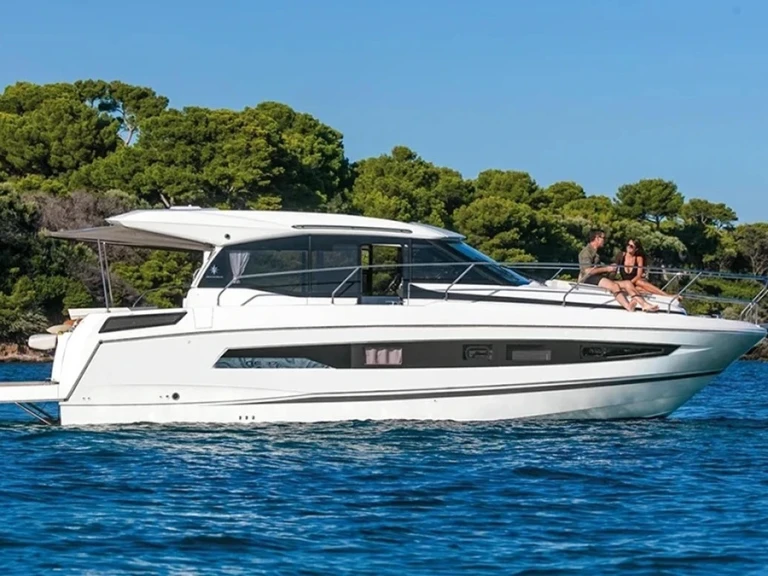 Pronájem Motorová loď Jeanneau s licencí