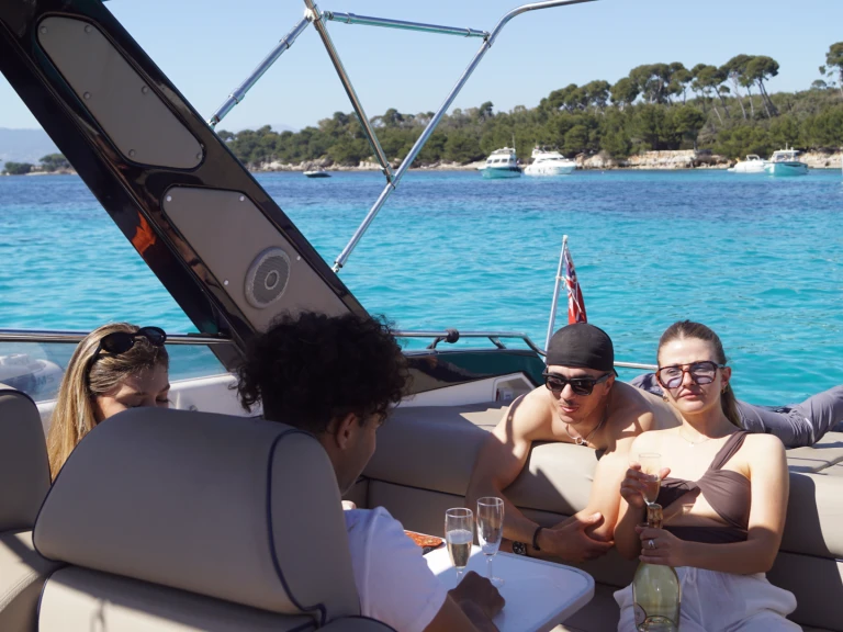 Pronájem lodi Sunseeker Tomahawk 37 v Cannes na Samboatu