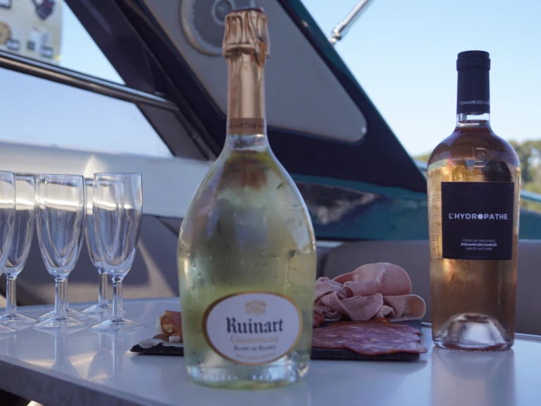 Pronájem lodi Cannes lákavé ceny Tomahawk 37