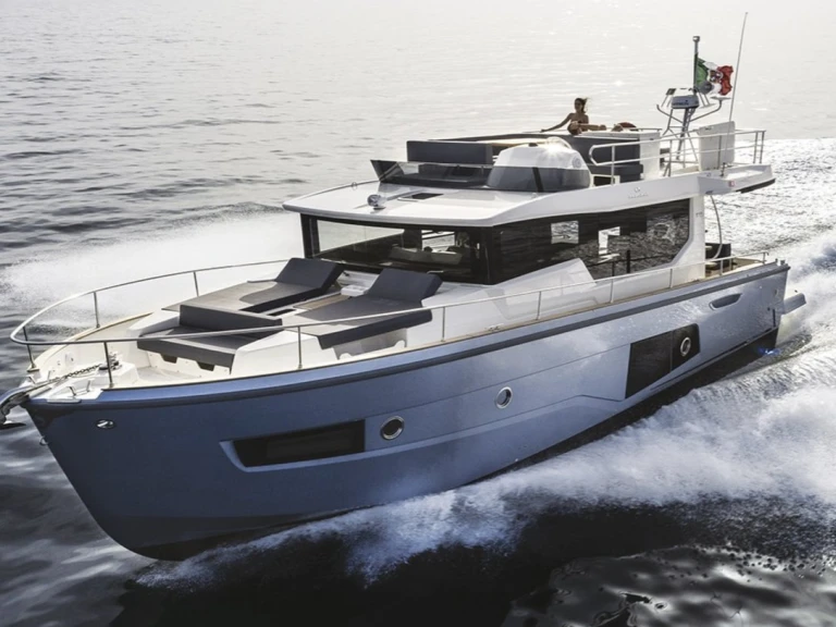 Pronajmout si Cranchi Cranchi T43 Eco Trawler v Sardinie 