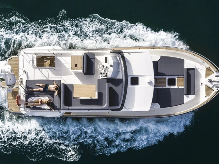 Pronájem Jachta Cranchi s licencí