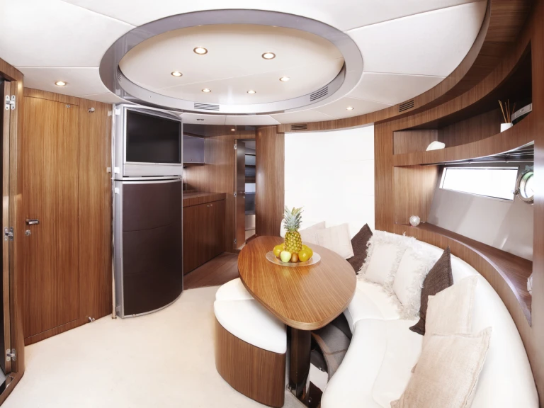 Motorová loď k pronájmu v Marina Botafoch za nejlepší cenu