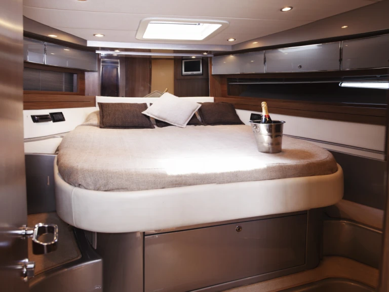 Riva RIVALE 52 jednotlivci a charterové společnosti v Marina Botafoch