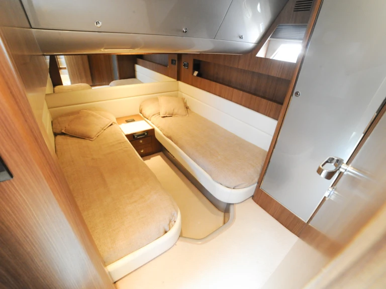 Pronájem jachty v Marina Botafoch -Riva RIVALE 52 na Samboatu