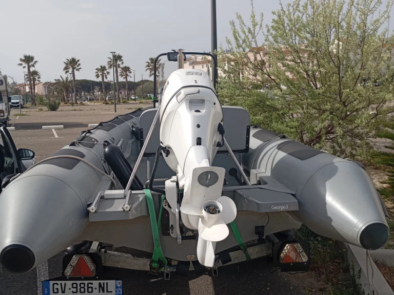 Polotuhá loď k pronájmu v Le Barcarès za nejlepší cenu