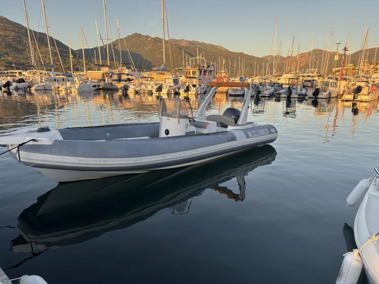 Capelli Tempest 750 jednotlivci a charterové společnosti v Bonifacio