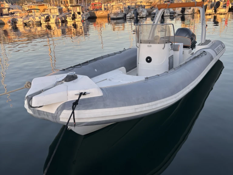 Pronajmout si Capelli Tempest 750 v Bonifacio