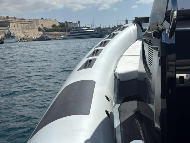 Polotuhá loď k pronájmu v Pietà za nejlepší cenu