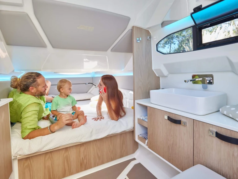 Pronájem Polotuhá loď Joker Boat s licencí