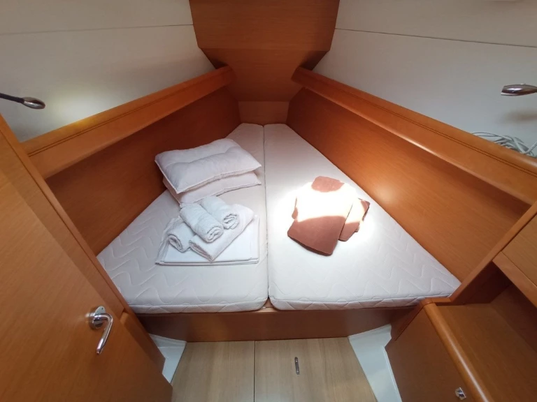 Jeanneau Sun Odyssey 379 (3 cab.) jednotlivci a charterové společnosti v Lefkáda