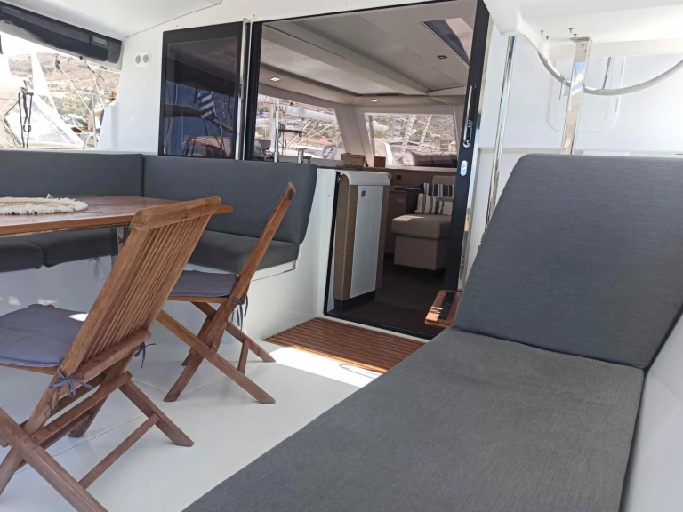 Pronajmout si Fountaine Pajot Isla 40 (5 cab.) v Paros (ostrov)