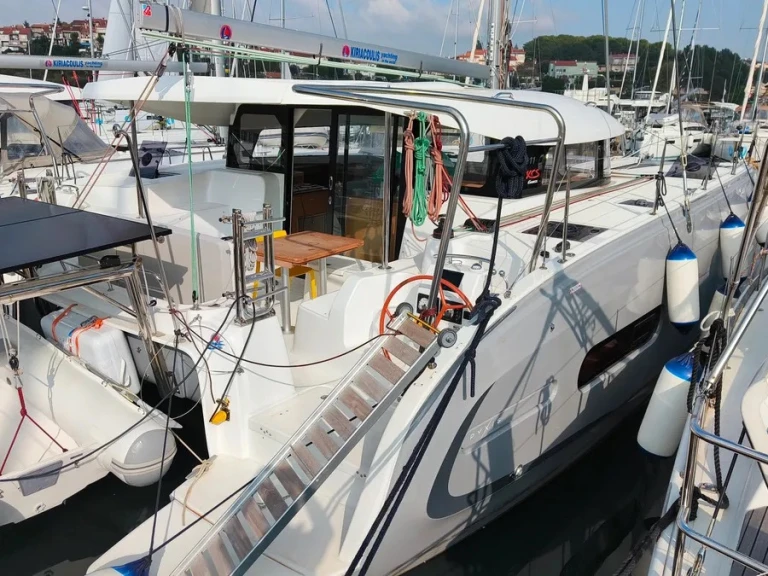 Pronajmout si Excess Excess 11 (6 cab.) v Pula