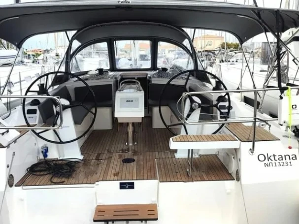 Pronájem lodi Lefkáda lákavé ceny Bavaria C42 (3 cab.)