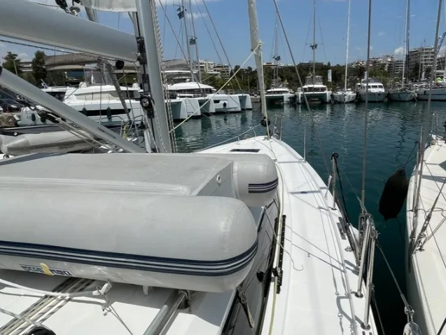 Pronajmout si Bavaria Bavaria C42 (3 cab.) v Alimos