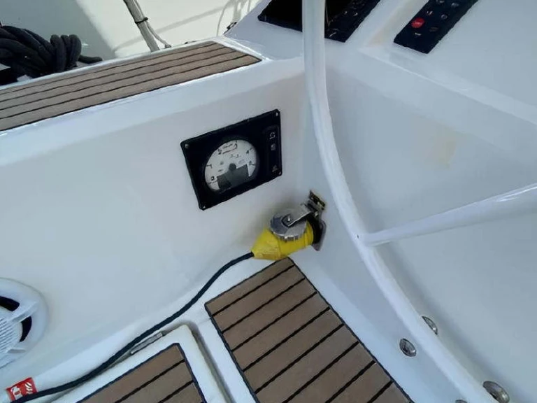 Pronajmout si Bénéteau Oceanis 41.1 (3 cab.) v Lefkáda