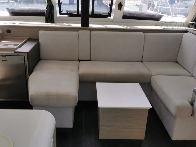 Pronajmout si Fountaine Pajot Isla 40 (5 cab.) v Propriano