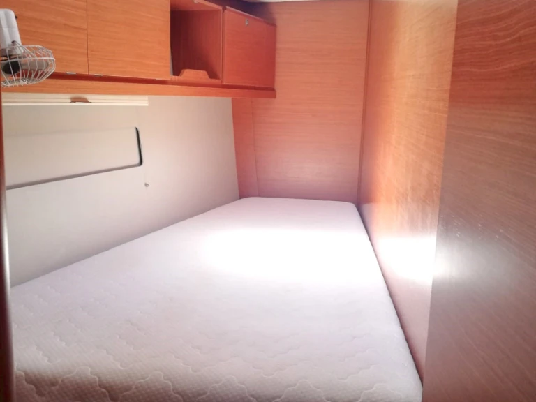 Pronajmout si Dufour Dufour 520 GL (5 Cab.) v Kalkara