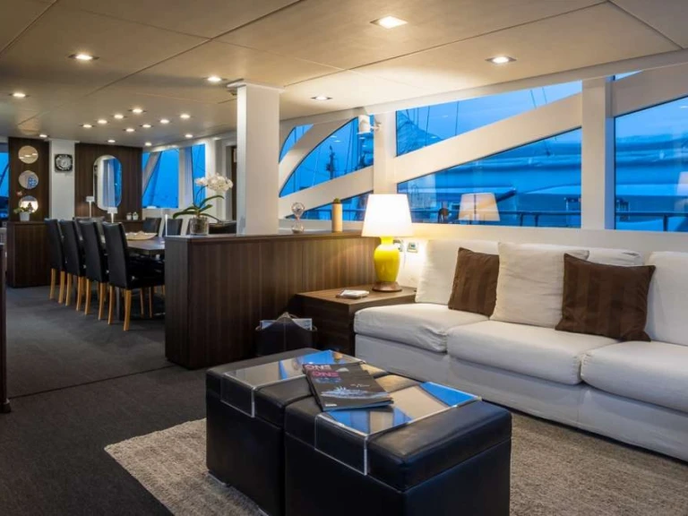 Pronájem Jachta Custom s licencí