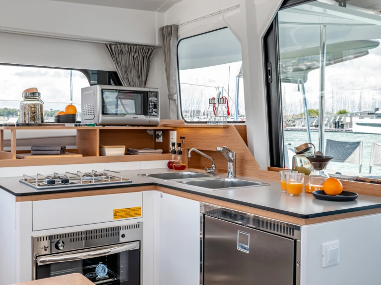 Pronajmout si Excess Excess 11 (6 cab.) v Tivat