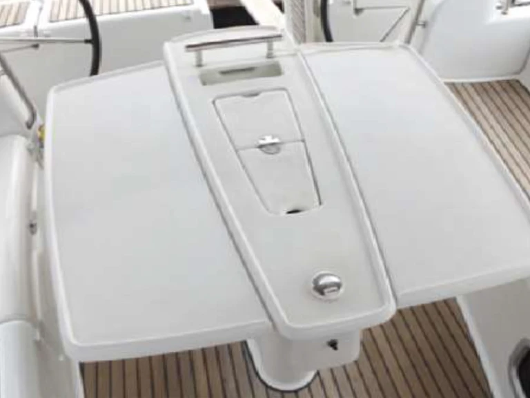 Pronajmout si Bénéteau Oceanis 50 (6 cab.) v Kalkara