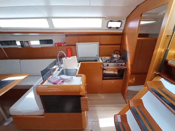 Jeanneau Sun Odyssey 439 (4 cab.) jednotlivci a charterové společnosti v Lefkáda