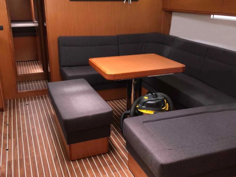 Pronajmout Plachetnice se skipperem či ne Bavaria v Lefkáda