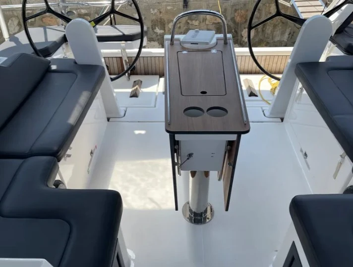 Pronájem lodi Alimos lákavé ceny Bavaria C42 (3 cab.)