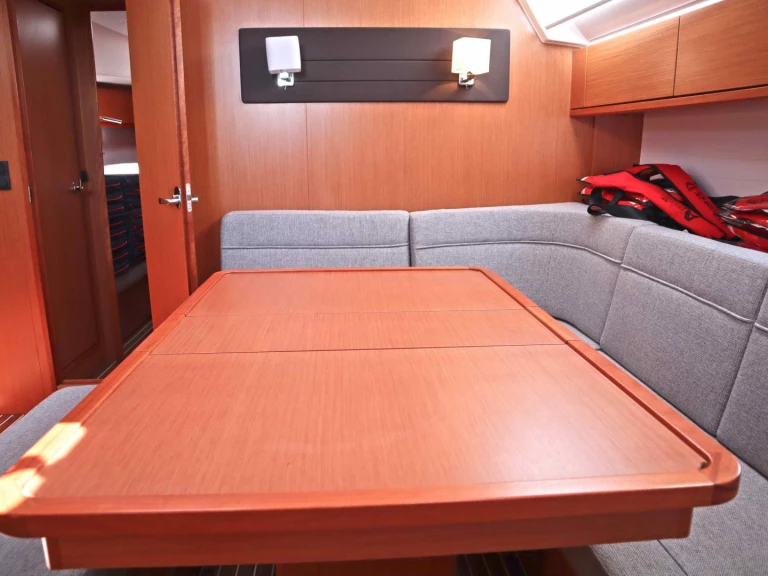 Bavaria Cruiser 46 jednotlivci a charterové společnosti v Alimos