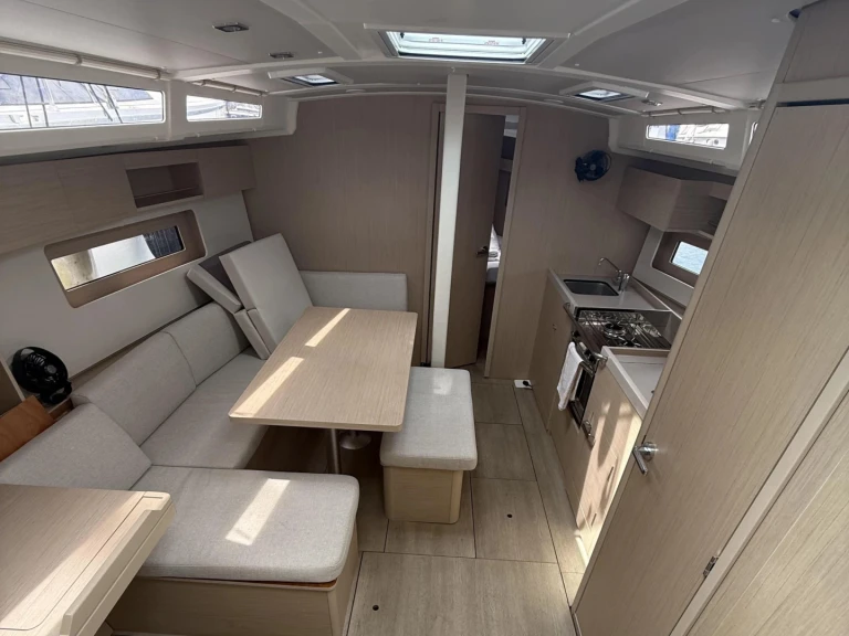 Bénéteau Oceanis 37.1 (3 cab.) jednotlivci a charterové společnosti v Lefkáda