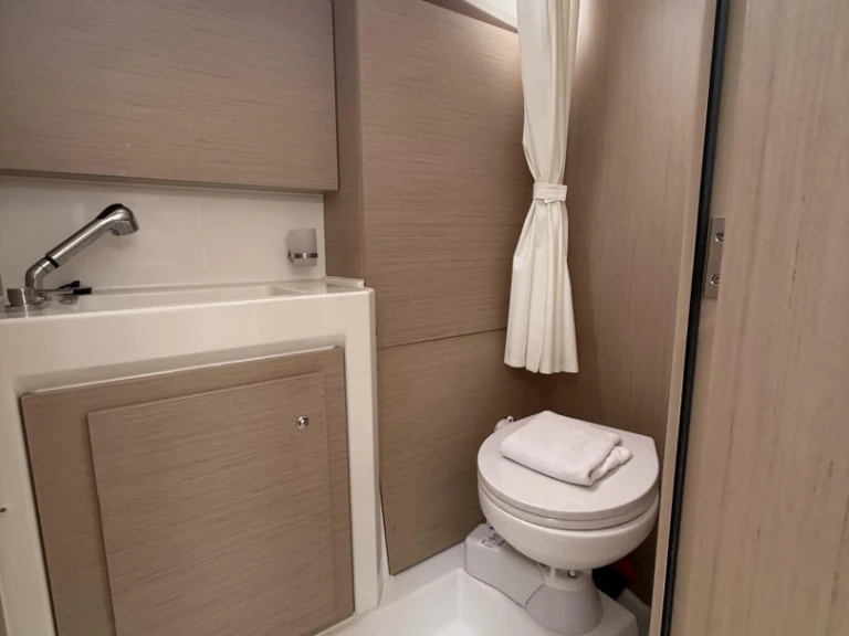 Pronajmout si Bénéteau Oceanis 37.1 (3 cab.) v Lefkáda