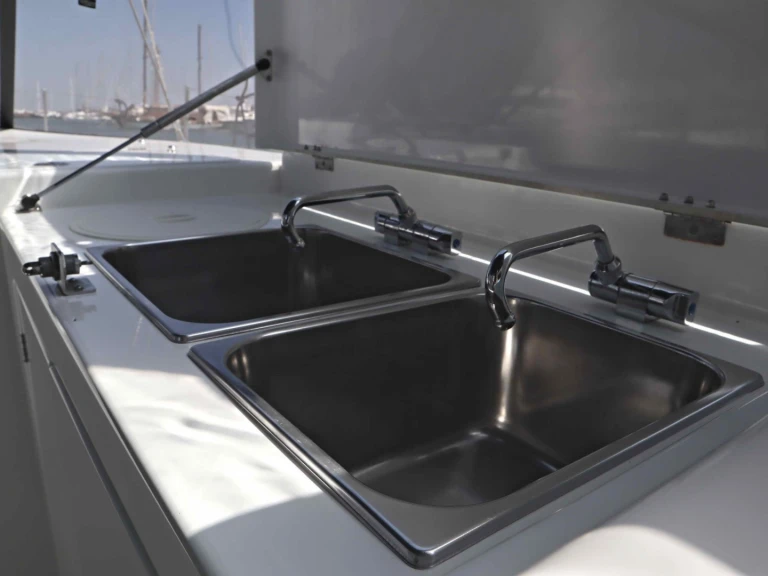 Jeanneau Sun Loft 47 (7 cab.) jednotlivci a charterové společnosti v Nea Peramos