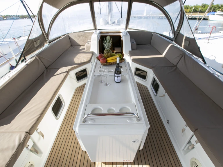 Plachetnice k pronájmu v Nea Peramos za nejlepší cenu