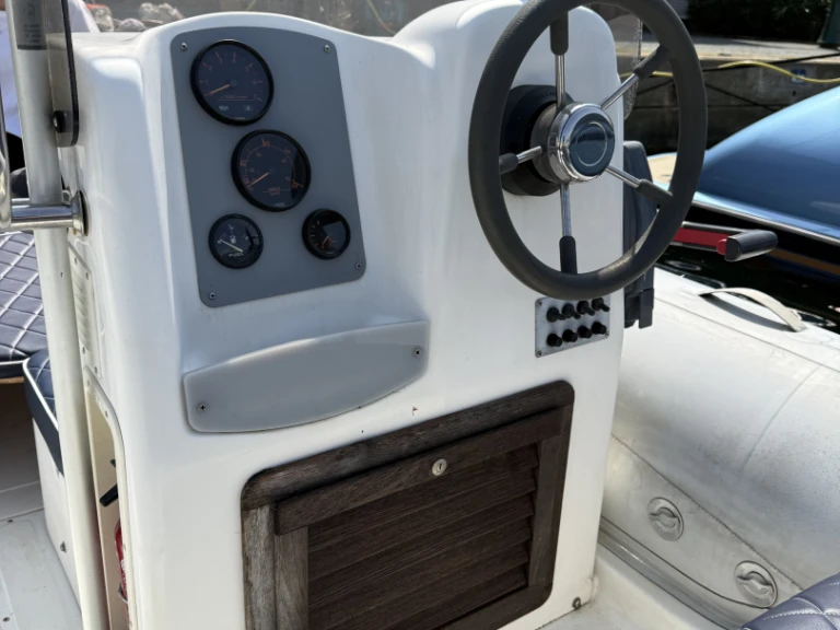 Capelli Tempest 500 jednotlivci a charterové společnosti v Port Grimaud