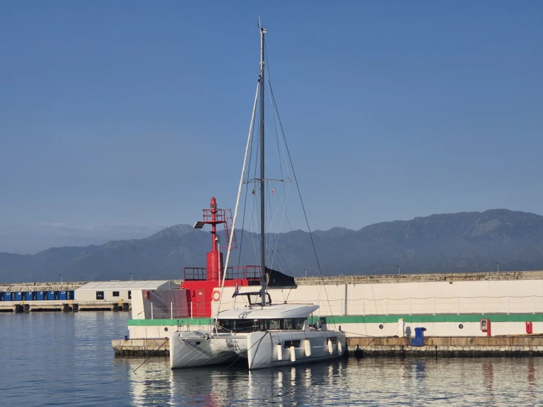 Pronájem Katamarán Lagoon s licencí