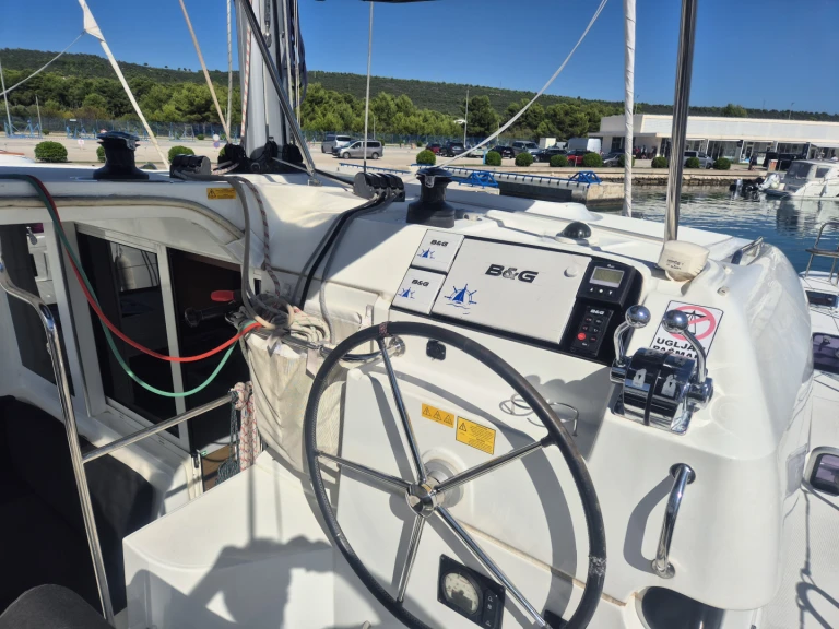 Katamarán k pronájmu v Dubrovník za nejlepší cenu