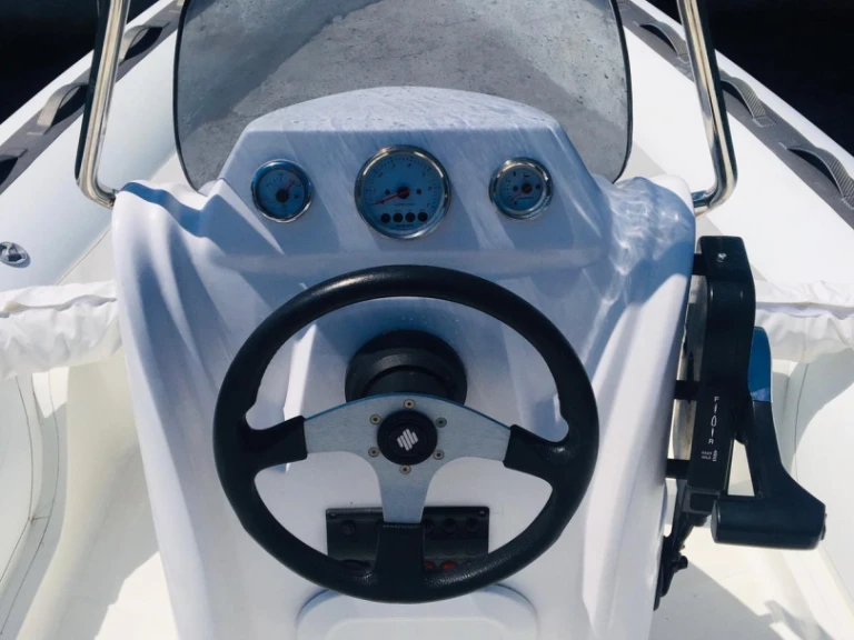 Pronájem lodi Magnus magnus 6,20 m v Porto Rotondo na Samboatu