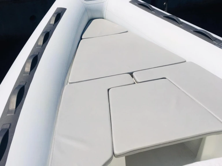 Pronajmout Polotuhá loď se skipperem či ne Magnus v Porto Rotondo