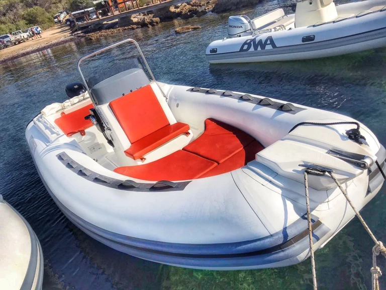 Pronájem Polotuhá loď Magnus s licencí