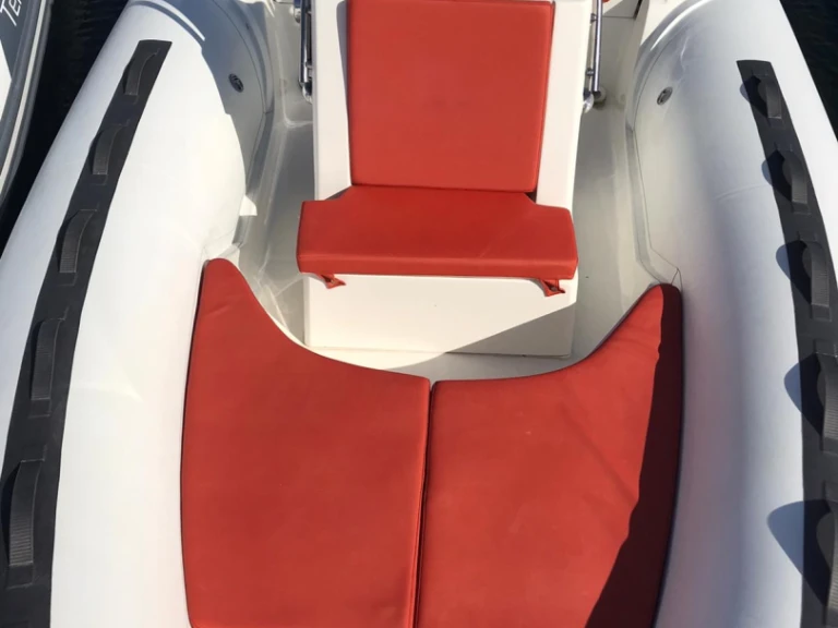 Polotuhá loď k pronájmu v Porto Rotondo za nejlepší cenu